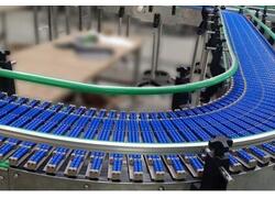 Конвейер пластинчатый поворотный на&nbsp;модульной ленте для транспортировки бутылок и&nbsp;коробок